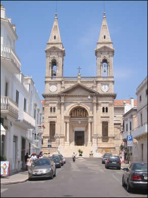 Mari e Monti Bed and breakfast - La basilica dei Santi Medici Ad Alberobello