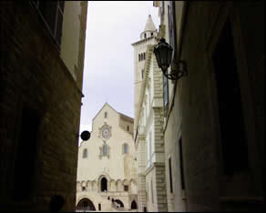 Mari e Monti Bed and breakfast - Scorcio del campanile e la cattedrale di Trani